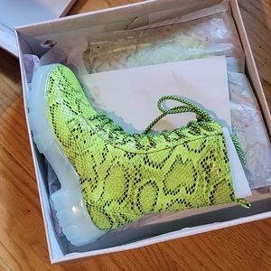 Cape Robbin size 5 green snakeskin boots